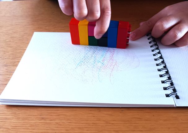セリア「ブロッククレヨン」を重ねて絵を描く図