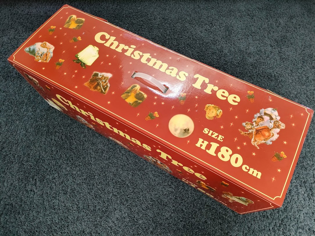 クリスマスツリーが入った箱