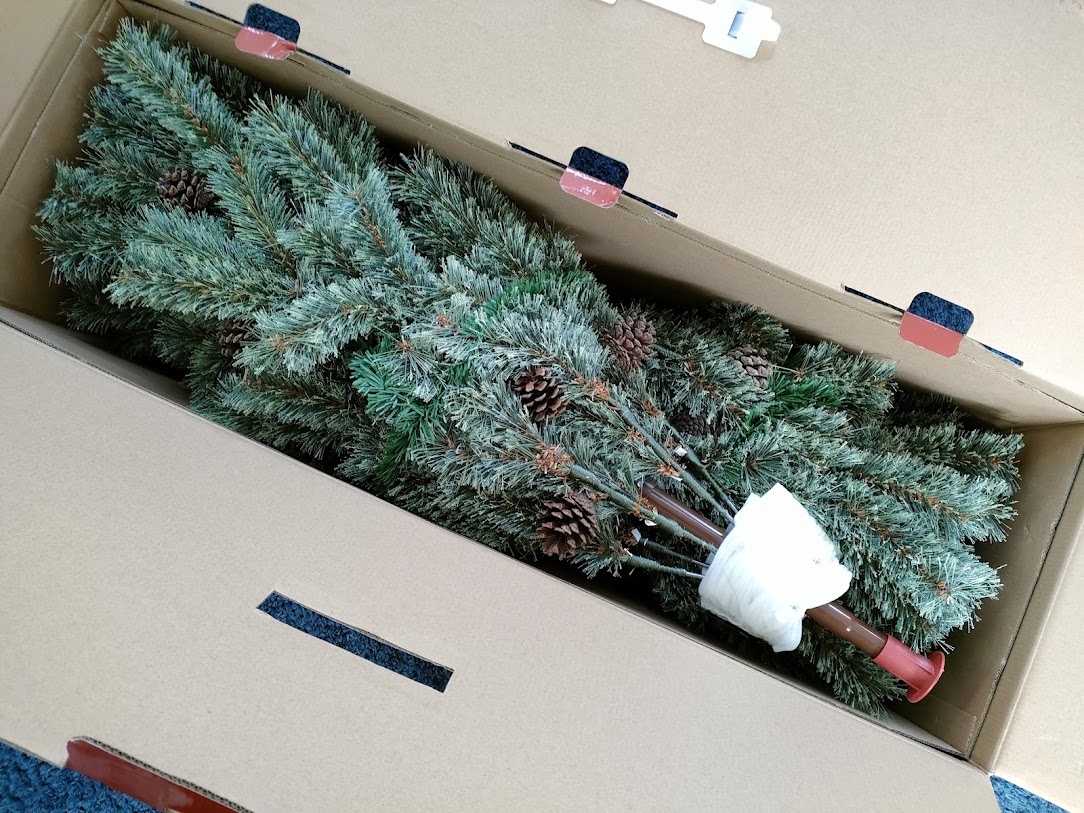 クリスマスツリーが箱に収納されたところ