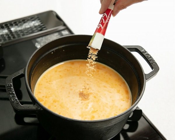 コストコ　CJ 牛肉ダシダ 8g×12本×7袋でかぼちゃスープの味付けをしているところ