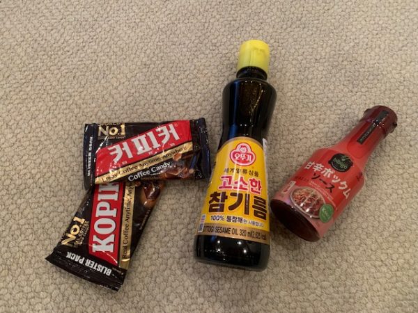 韓国で人気のフード3点の写真。オットギゴマ油、甘辛ポックム、コピコキャンディ