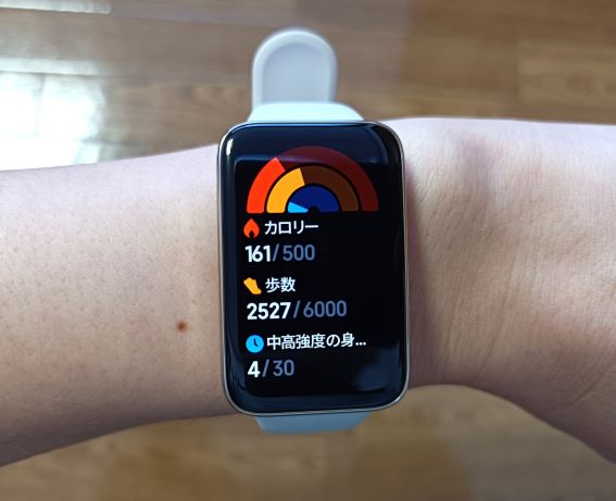 「Xiaomi Smart Band 7 Pro」で歩数や消費カロリーを表示した画面