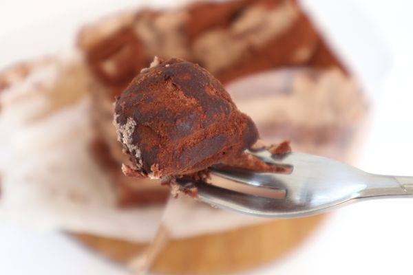 「生チョコクリームのケーキ」のトッピングの生チョコ