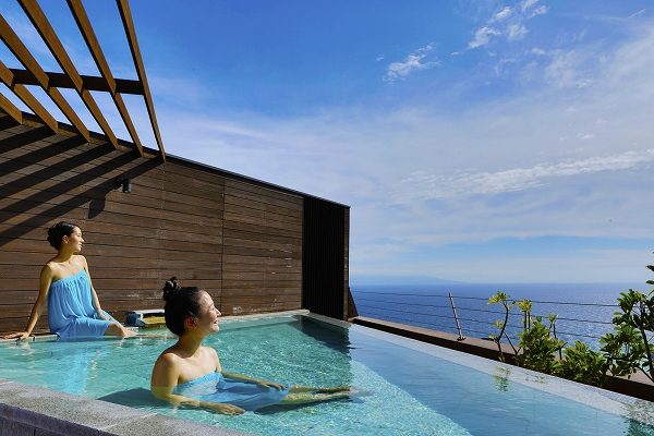 海に望む熱川プリンスホテルの天空露天風呂