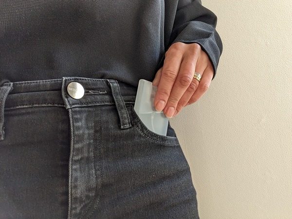 キャンドゥ　除菌用カード型スプレー クリアをポケットに入れているところ