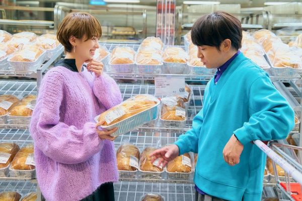コストコのパン売り場にいる濱口優さんと南明奈さん