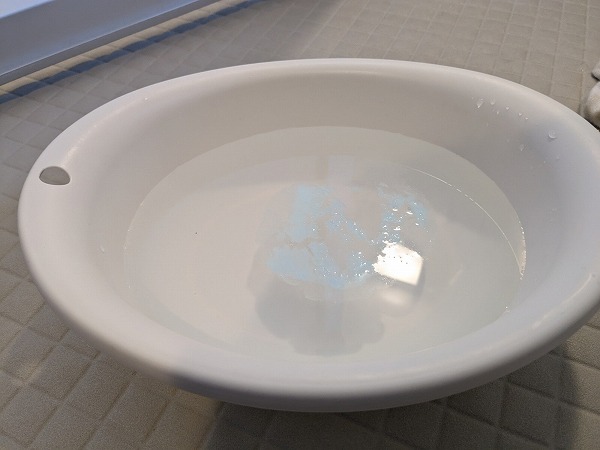キャンドゥ　シート型洗濯洗剤 スリムウォッシュが水に溶ける様子