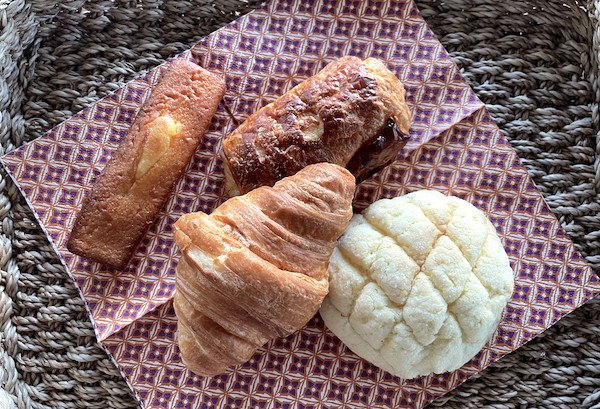 セブンイレブンの「お店で焼いたパン」は4種類。メロンパン、クロワッサン、フィナンシェ、パンオショコラ