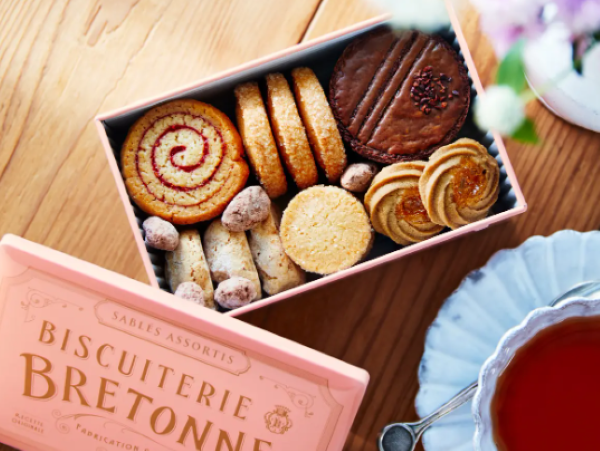 ビスキュイテリエ ブルトンヌ「ブルターニュ クッキーアソルティ〈缶〉 ボヌール février」のパッケージ画像