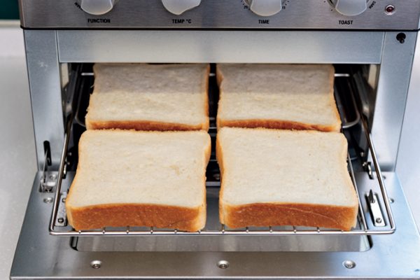 クイジナートのエアフライオーブントースターは広々庫内で1度に4枚のトーストが入る