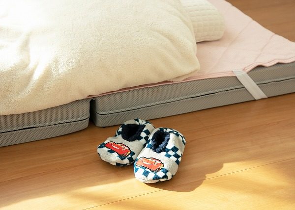 コストコ　ボーイズ キャラクター フットレット 2足組をベッド横に置いているところ