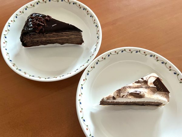 2種類のチョコケーキをお皿に出した様子。
