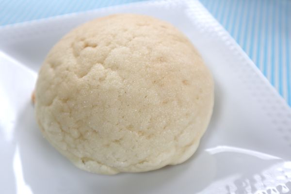 「白いメロンパン　北海道産小豆の粒あんホイップ」をお皿に移したところ