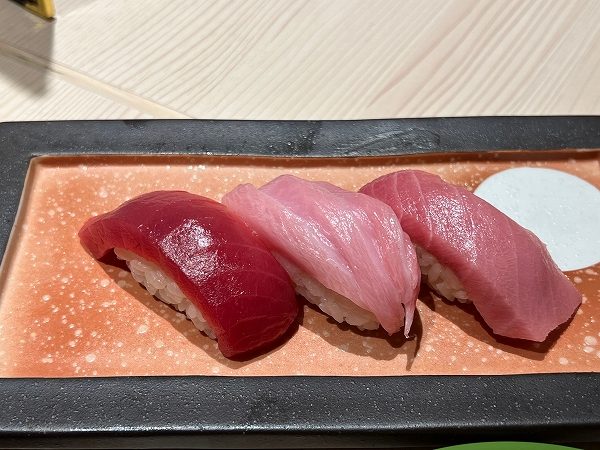 回転寿司みさきの「生本鮪三貫盛（赤身、大とろ、中とろ）」
