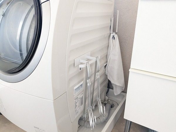 ダイソー　洗濯機横マグネットハンガ―収納 ホワイトと洗濯機横マグネットハンガー ホワイト