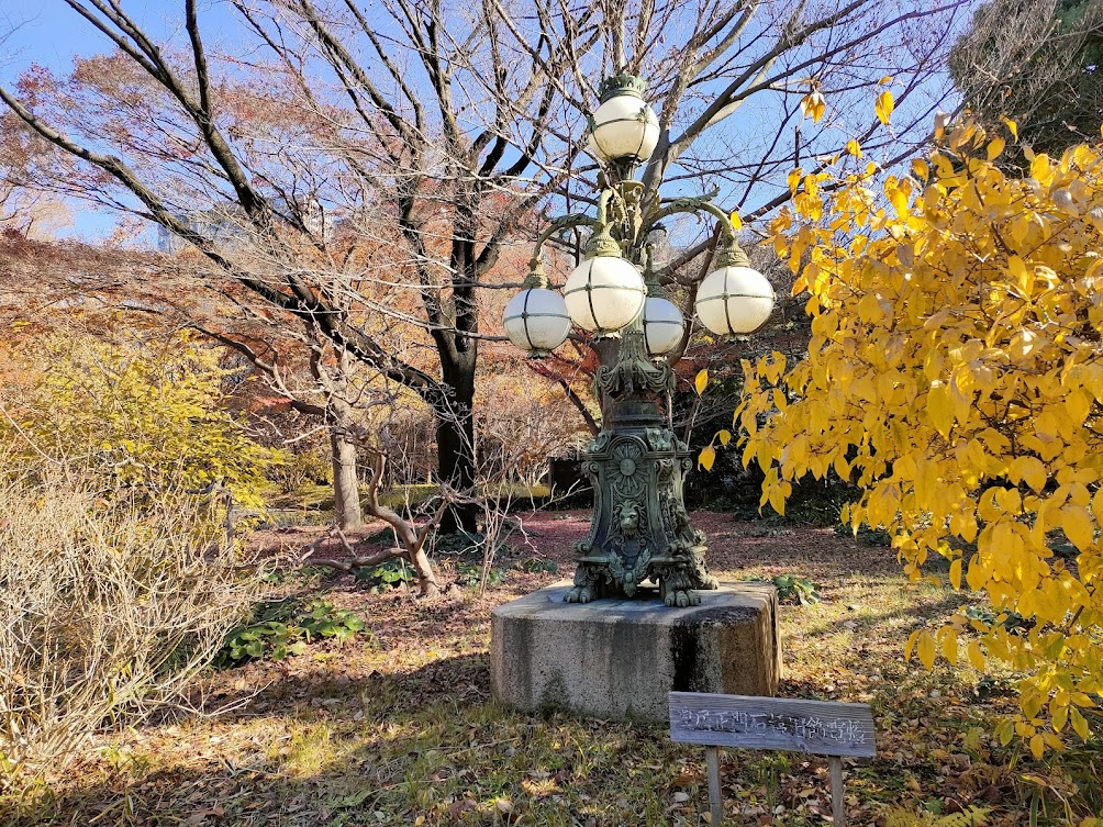 二の丸庭園内の皇居石橋旧飾電灯