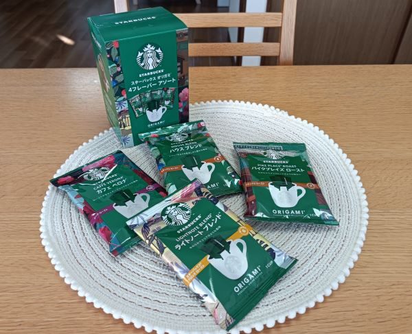 「スターバックス オリガミ🄬 パーソナルドリップ🄬 コーヒー 4フレーバーアソート 4袋」のパッケージとアソート4袋の写真