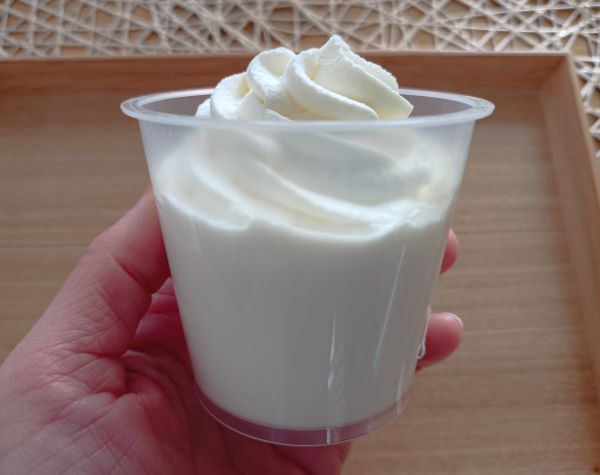 セブン-イレブン「ホイップクリームのミルクプリン」を横からみた画像