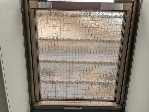 ダイソー　お掃除スポンジ（フッ素樹脂配合、窓用）で掃除した窓