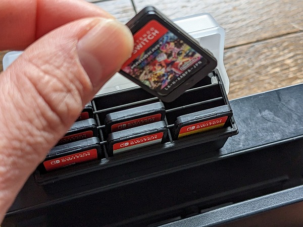 キャンドゥ　ドックに付けられるゲームカードケースにカードを収納するところ