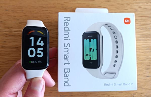 シャオミ「Redmi Smart Band 2」のパッケージと本体を並べた画像
