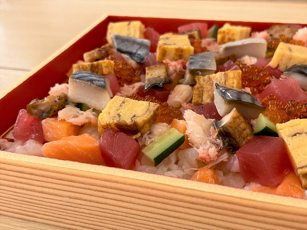 くら寿司の「祝の極上華ちらし」には、まぐろやサーモンなどがふんだんに入っている