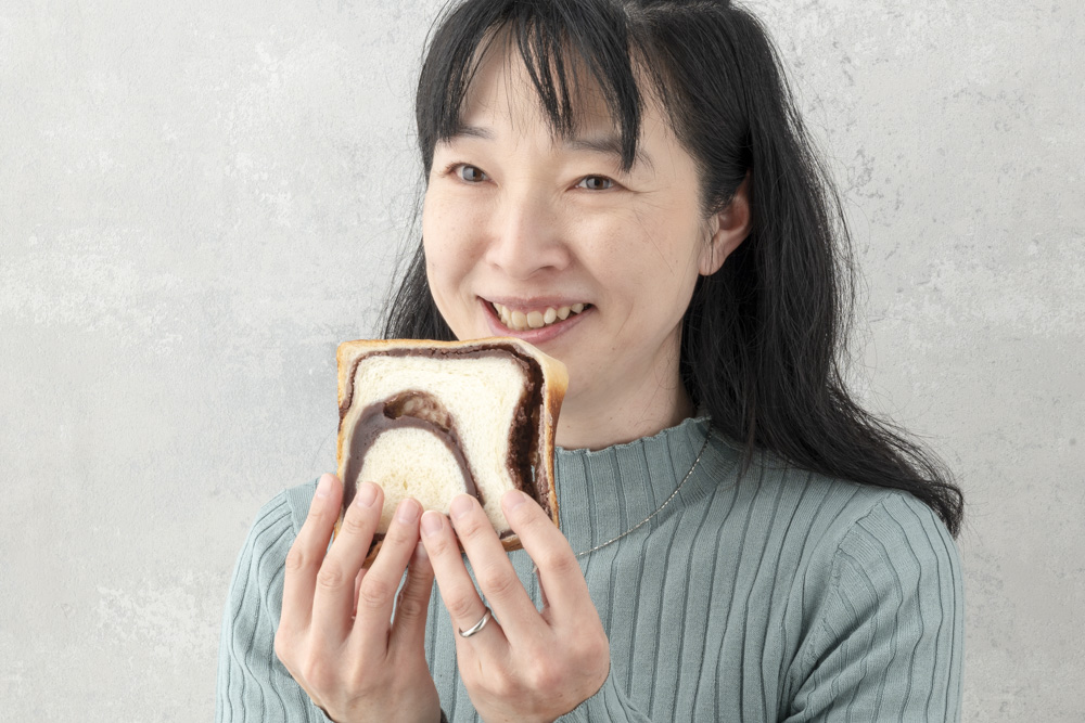あん食パンを食べる読者顔写真