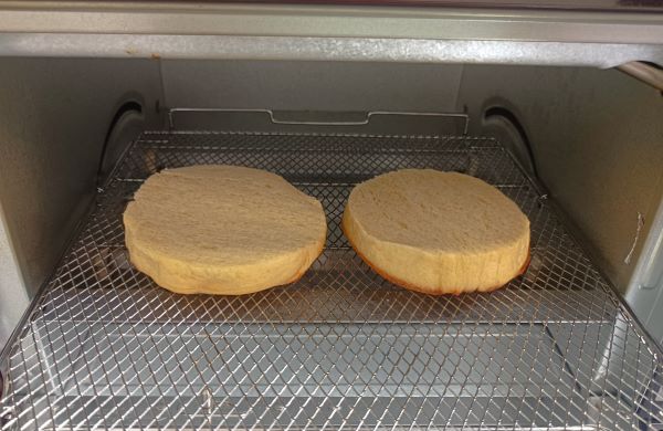 「Cut and Slim低糖質パン」の北海道クリーム味を半分にスライスし、オーブントースターで焼いている図