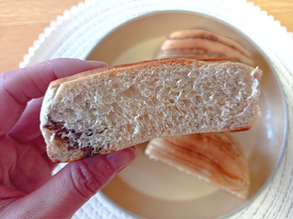 「Cut and Slim低糖質パン」のチョコレート味の断面図