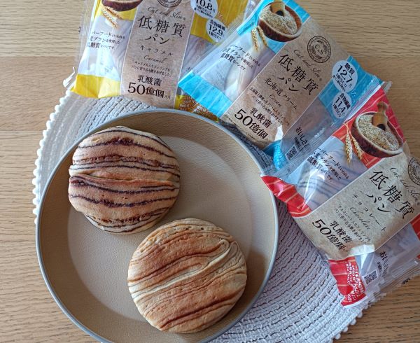 「Cut and Slim低糖質パン」の北海道クリーム味・チョコレート味・キャラメル味のパッケージとパンを並べた図