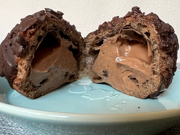 「ブラックサンダーチョコクッキーシュー」の中はチョコレートクリーム