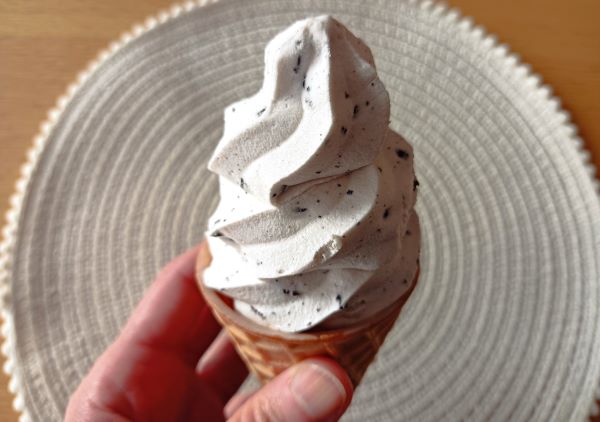 セブン-イレブン「ワッフルコーン クッキークリーム」のミルクアイス部分