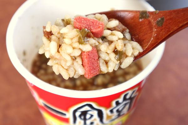 「一風堂　博多明太風高菜飯」を食べているところ