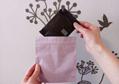 セリア「サニタリーバッグ」に生理用ナプキンを入れる図