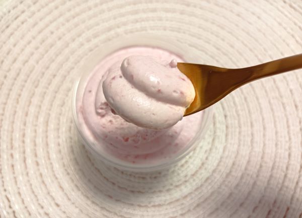 セブン-イレブン「苺のホイップ＆ミルクプリン」のホイップクリームをすくった図