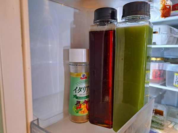 キャンドゥの角型ドリンクボトルが冷蔵庫に収納しやすい様子