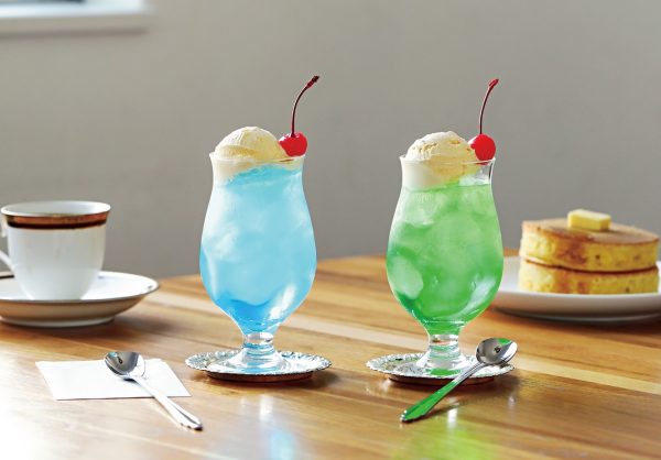 レトロ喫茶で人気のメロンソーダとブルーハワイのクリームソーダがテーブルに並んでいる写真