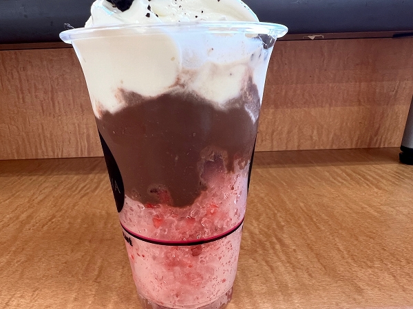 ミニストップの「贅沢ショコラいちご」はソフトクリームとショコラソース、いちご氷の三層
