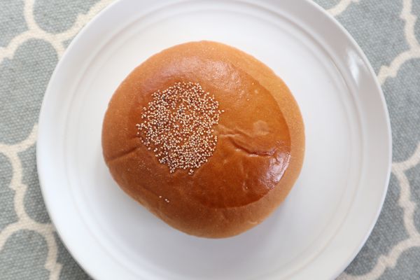 「北海道産小豆使用　つぶあんぱん」をお皿に乗せたところ