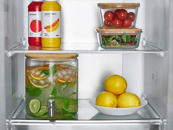 イケア　IKEA 365+ ドリンクサーバー、竹／クリアガラス、4Lを冷蔵庫に入れた様子