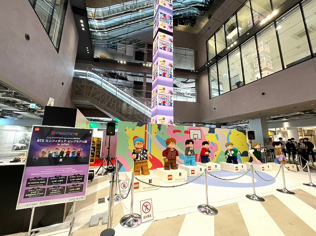 最初の開催地である東京・渋谷RAYARD MIYASHITA PARK　2F吹き抜け広場にはBTSの『Dynamite』が響き渡り、天井までつながる柱型のデジタルサイネージには『レゴ®アイデア BTS Dynamite』のかわいい映像が。