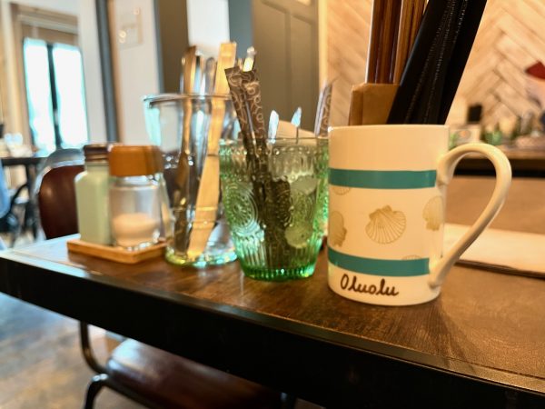 テーブルには、店名とシェルが描かれた、各テーブルで異なるデザインのマグや涼し気なグラスに、カトラリーや砂糖、ミルクが入っていました。