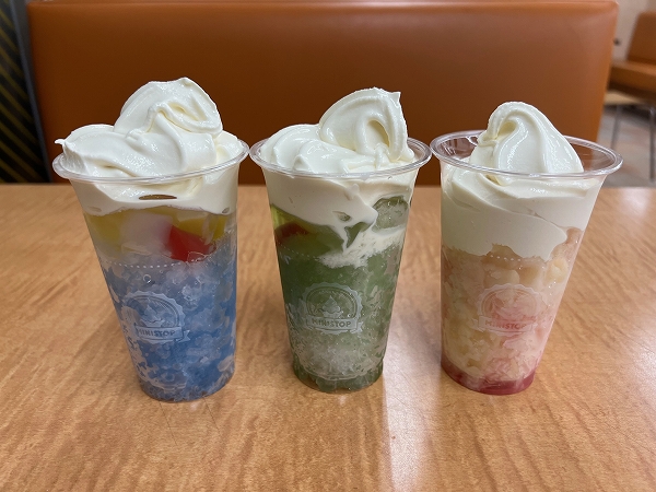 ミニストップのハロハロ。左から「ラムネ」、「パチパチクリームソーダ」、「果実氷 白桃」