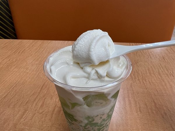 ミニストップのハロハロはすべてソフトクリームをトッピングしている