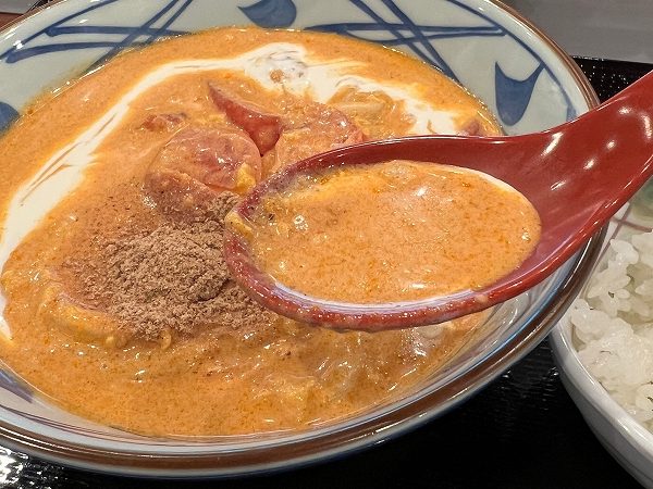 丸亀製麵の「豆乳仕立ての冷やしトマたまカレーうどん」のクリーミーなスープ