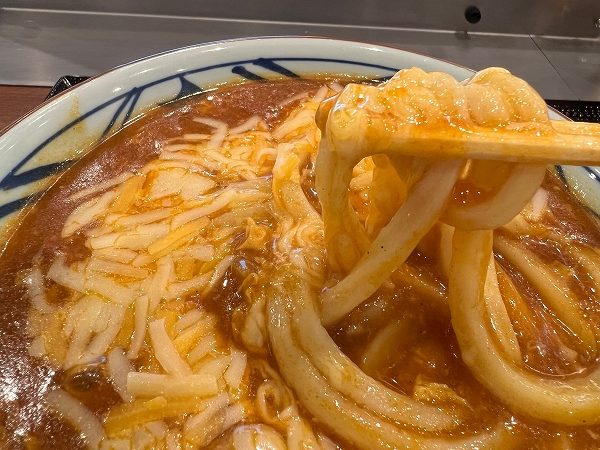 丸亀製麺の「とろける4種のチーズトマたまカレーうどん」はチーズを絡めて