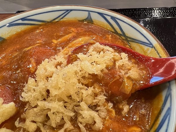 丸亀製麵の「トマたまカレーうどん」シリーズは無料のトッピングも合う