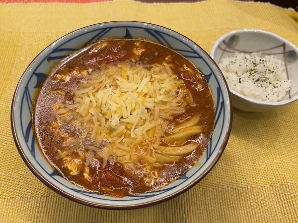 丸亀製麺の「とろける4種のチーズトマたまカレーうどん」