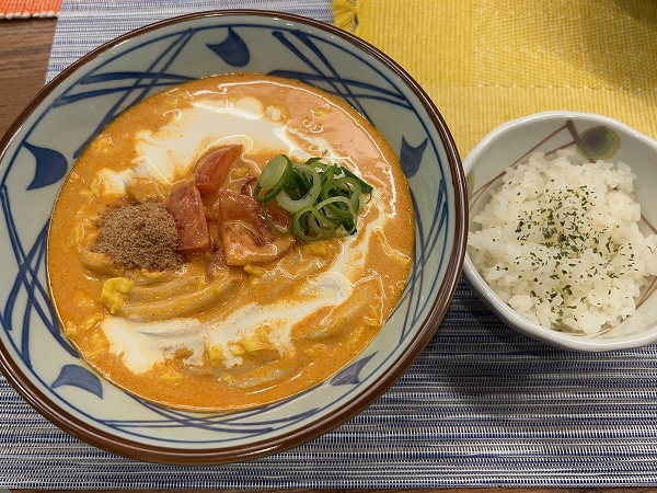 丸亀製麵の新作「豆乳仕立ての冷やしトマたまカレーうどん」