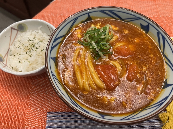 丸亀製麵の「トマたまカレーうどん」